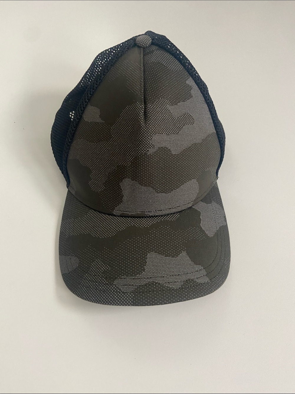 lululemon athletica Men's Camouflage Trucker Hat - Olive/Black